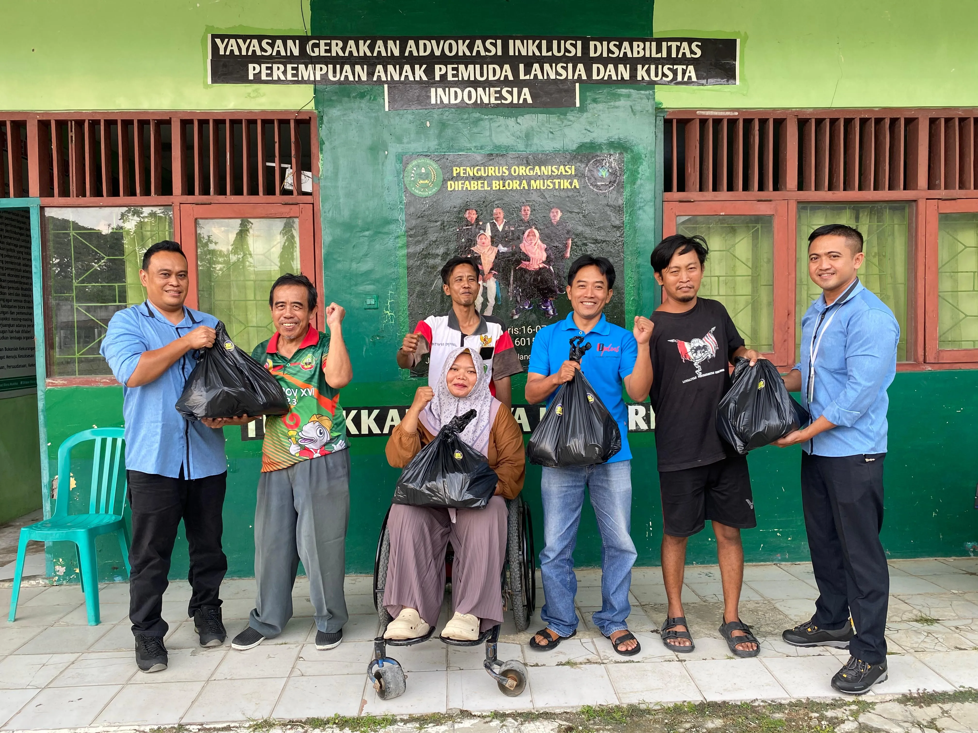 PEMBERIAN CSR BERBAGI SEMBAKO DI KANTOR DIFABEL BLORA